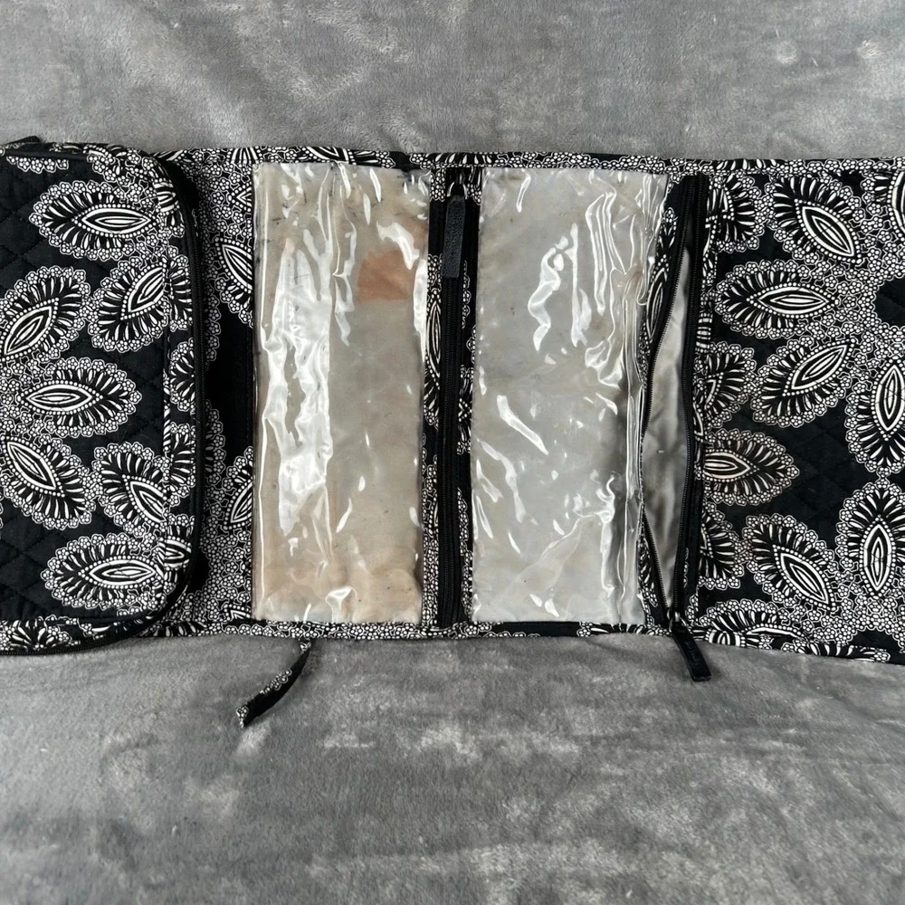 Vera Bradley Hanging Toiletry Travel Bag Black White Medallion Quilted Organizer